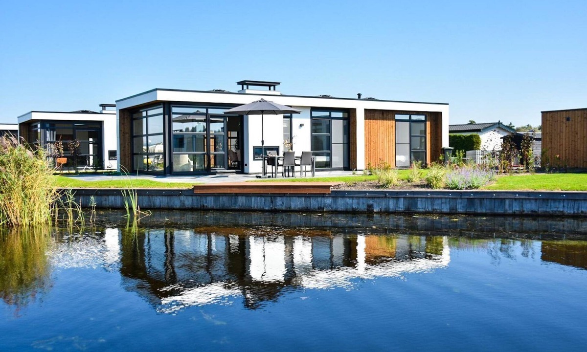 Oud-Loosdrecht House | These luxurious, nice, and detached vacation villas for 4 people all have a unique view of the water. The luxurious villa offers lots of privacy, a high comfort level, and has a spacious, hardwood outdoor deck. All ingredients to enjoy an amazing tim
