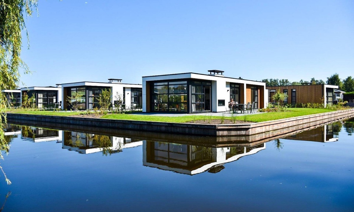 Oud-Loosdrecht House | These luxurious, nice, and detached vacation villas for 6 people have a unique view of the water. The luxurious villas offer a lot of privacy, a high standard of comfort, and have a spacious, hardwood outdoor deck. All ingredients to enjoy an amazing