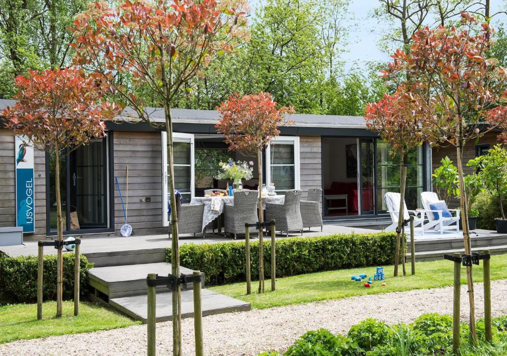 Loosdrecht Boat Rental | Watervilla in Loosdrecht with terrace