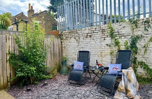 South Bermondsey Apartment | 1 bed garden flat (with 2 sleeping beds) for London bookings near Tower Bridge