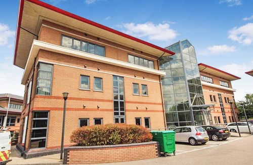 Harlington Apartment | 1-Br Apartment next to London Heathrow Airport | 3 Beds | Free Parking