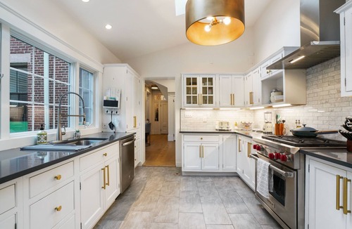 Thompson Square - Bunker Hill House | "1855 Grand Mansion In Historical Charlestown" 6 bed 4.5 bath Renovated 2021