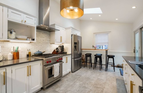 Thompson Square - Bunker Hill House | "1855 Grand Mansion In Historical Charlestown" 6 bed 4.5 bath Renovated 2021