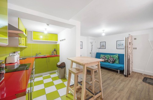 Camberwell Green Apartment | 20 min from London centre| 2 bedrooms w/ensuite baths, kitchen & living room.