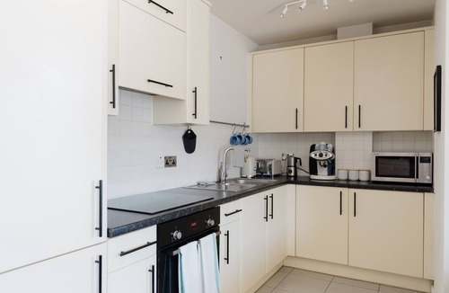 Thamesfield Apartment | 2BDR Riverview Penthouse with Expansive Terrace