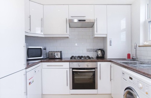 Ravenscourt Park Apartment | 3 Bedroom ensuite Garden Flat in City min to Tube