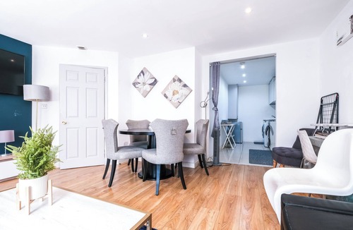 Carnaby Apartment | 3 bedroom, modernized charm. 2min Tube distance. Prime London stay.