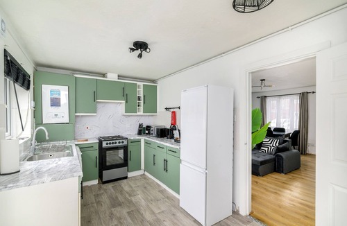Custom House House | 3 BH with Free Parking Near ExCel London, Newham Hospital & London City Airport