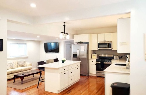 Everett House | 3 Large Bedrooms | Modern Décor | Spacious