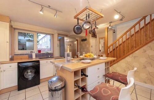 Custom House House | 3bedroom Sleeps8 Parking FamilyFriendly NearExcel