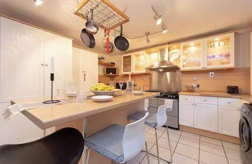 Custom House House | 3bedroom Sleeps8 Parking FamilyFriendly NearExcel