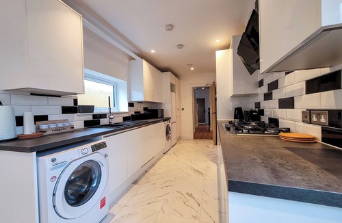 Valentines House | 4 bed 2 bath spacious lovely house in Ilford London