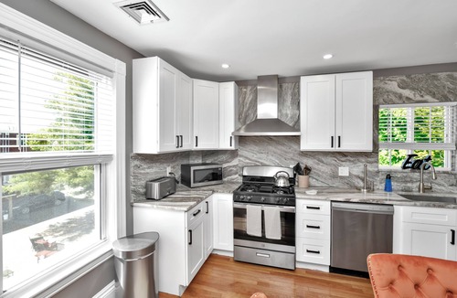 Neponset - Port Norfolk Apartment | 4BD 2BA Spacious Duplex W/Parking. Walking Distance to MBTA & Restaurants