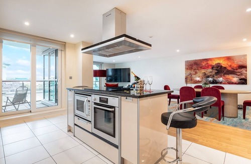 Vauxhall Apartment | A Stay in the City? This Penthouse is a Statement!