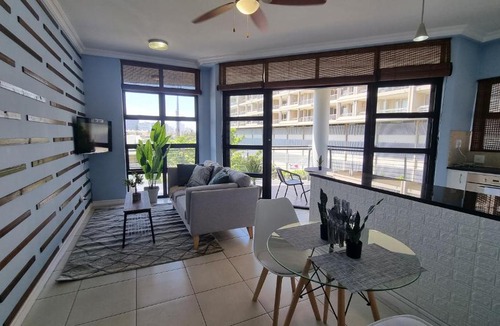 Durban Point Apartment | Accommodation Front - Stylish 2 Sleeper near Ushaka Ushaka Marine World