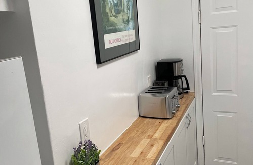 Downtown Phoenix Cottage | Adorable one bedroom guest house with parking G