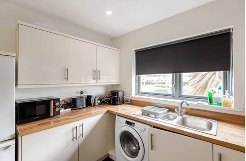 Thames House | Atom Large 4/5 Bed House, Balcony, Sleeps 13, Free Parking, East London