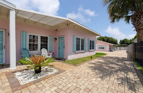Laguna Beach Cottage | Beach getaway just 100 yards from the beach.