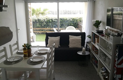 Frontignan Apartment | Beachfront apartment with pool, air conditioning and wifi
