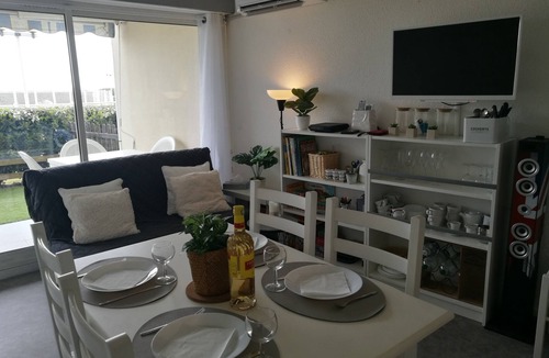 Frontignan Apartment | Beachfront apartment with pool, air conditioning and wifi