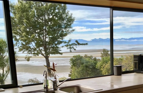 Kaiteriteri House | Beachfront Playground is a large family home with direct beach access