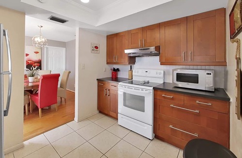 Shore Acres House | Beautiful, Spacious Home10 min to Downtown in Great Neighborhood!