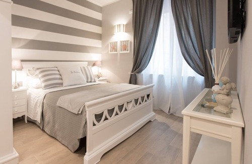 La Spezia Historic Centre House | Behind the front door you will find an exclusive atmosphere, finely furnished with shabby chic details and equipped with every comfort.This is La Bonheur!At the entrance a hallway leads to 2 double rooms with beautiful en-suite bathrooms.Perfect to enjoy