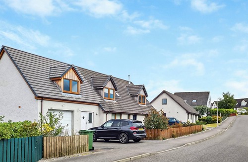 Conon Bridge Cottage | Beinn View House is a five bedroom house set in its own garden grounds.