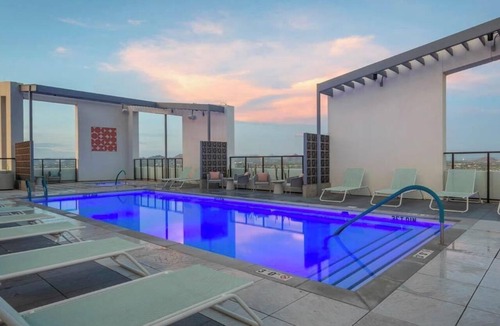 Evans Churchill Apartment | Boulevard Stays Modern Highrise STU Sky Pool, Gym 04