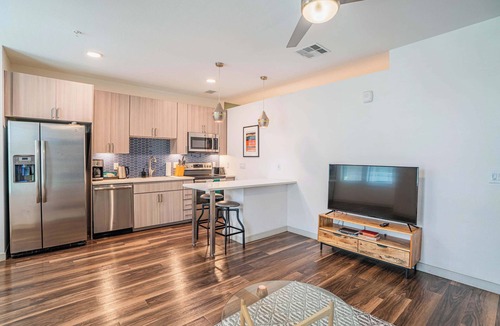 Downtown Phoenix Apartment | Boulevard Stays Modern Roosevelt Row Suite 1BR Pool, Gym 4
