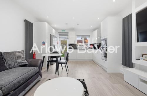 Alibon House | Bright & Spacious 4BR Home in Dagenham, Sleeps 5