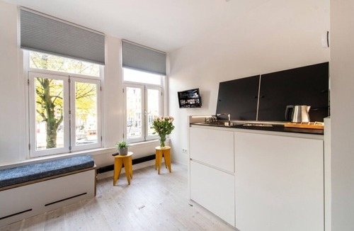 Grachtengordel-West Apartment | Canal-View Studio for 2 · Smart TV · Steps to Anne Frank House, Jordaan