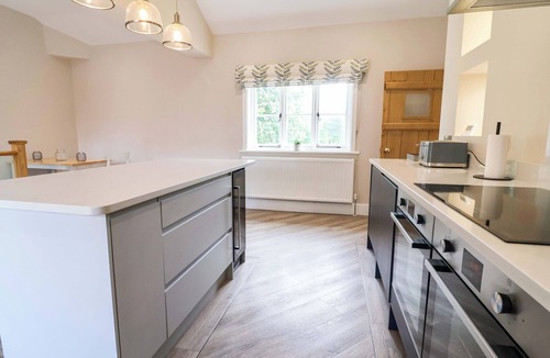 Macclesfield House | CARRIAGE HOUSE, character holiday cottage, with a garden in Chelford