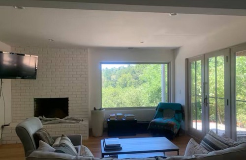 Woodside Apartment | Central 1-bedroom suite in fabulous Woodside walk to Town with AC