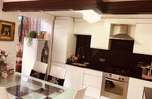 Elephant and Castle House | Centrally located 4 bedroom house with garden free parking in Zone 1 London