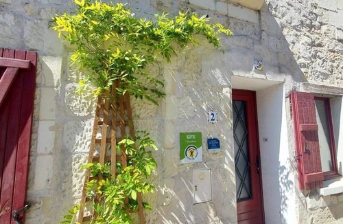 Bourgueil Cottage | Charming Bourgueil Getaway: Spa, Garden, Modern Amenities, Near Loire Châteaux