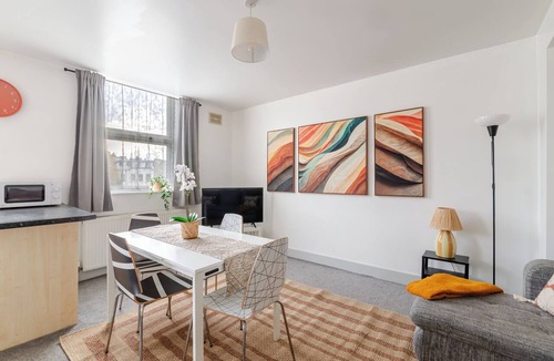 Addison Apartment | Charming Bright & Cosy Flat in West London