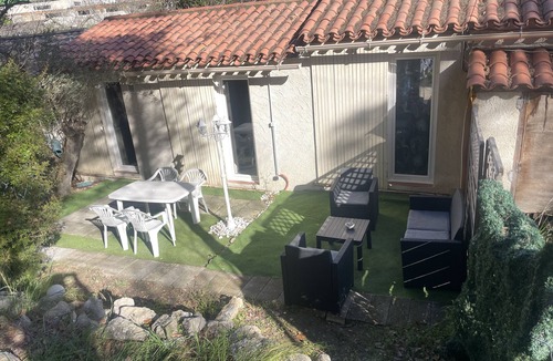 Le Beausset Apartment | Charming countryside home with a private garden