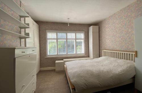 Finchley Church End House | Charming Homestay, Finchley, London - For female solo travellers or females with family, couples or friends