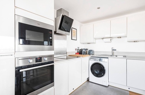 Bromley North Apartment | Charming Stay with a Balcony in Bow - Pass the Keys