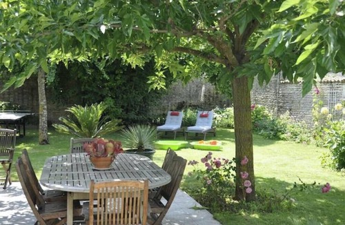 Courcon Apartment | Charming studio apartment with a pool