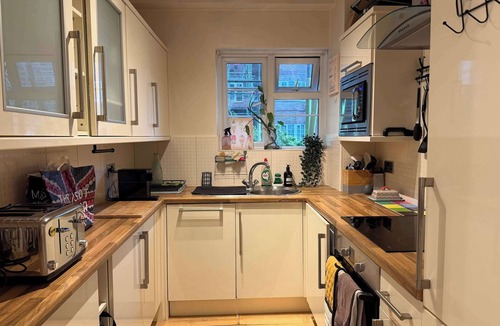 Chiswick Riverside Apartment | Chiswick Village Apt, London