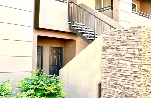 Paradise Valley Village Condo | Clean, comfy king condo vacation home!