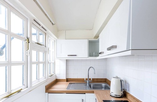 Churchill Apartment | Clean & Cosy Studio in Very Central London | 10-min walk to Victoria Station