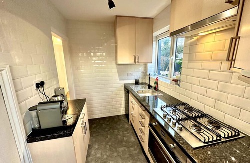 Hale Apartment | Comfortable 2-bed home with full kitchen near transport links