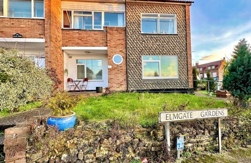 Hale Apartment | Comfortable 2-bed home with full kitchen near transport links