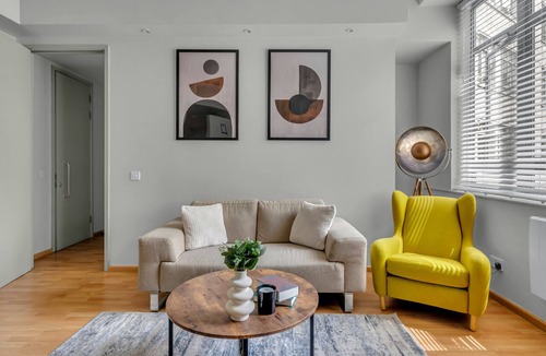 Bunhill Apartment | Contemporary One Bedroom Apartment in City Road, London by MySquare