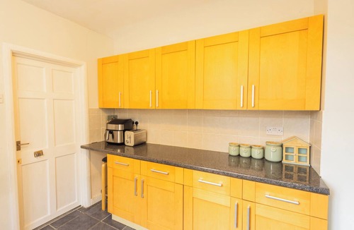 Brooklands Apartment | Convenient 1-Bed Flat Near Queen’s Hospital with High Speed Wifi
