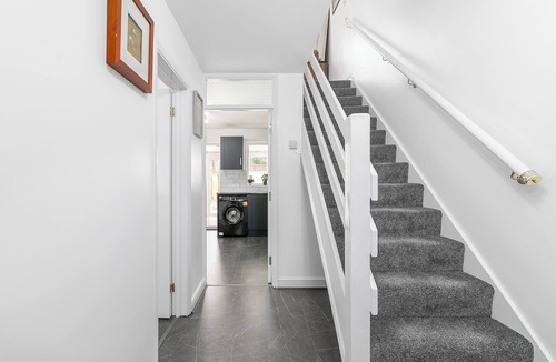 Chadwell Heath Boat Rental | Convenient & spacious house close to golf club and easy links to central London.