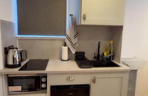 Frognal and Fitzjohns Apartment | Cosy central studio close to local attractions